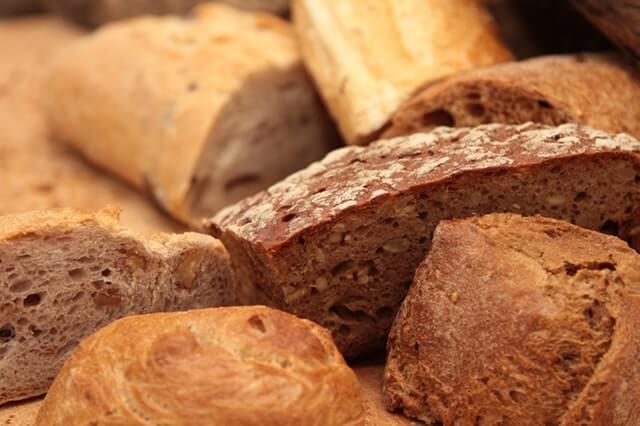 The name of the Brotli compression algorithm has been inspired by the Swiss-German word for bread roll. Image published by Pixabay under a free Pexels license on https://www.pexels.com/de-de/foto/brot-lebensmittel-gesund-fruhstuck-2436/